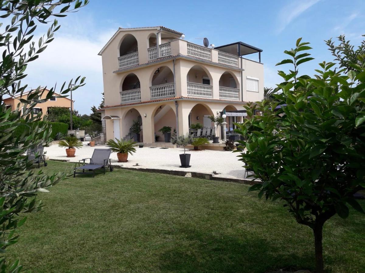 Villa Meli - Apartments Mit Meerblick Medulin Kültér fotó